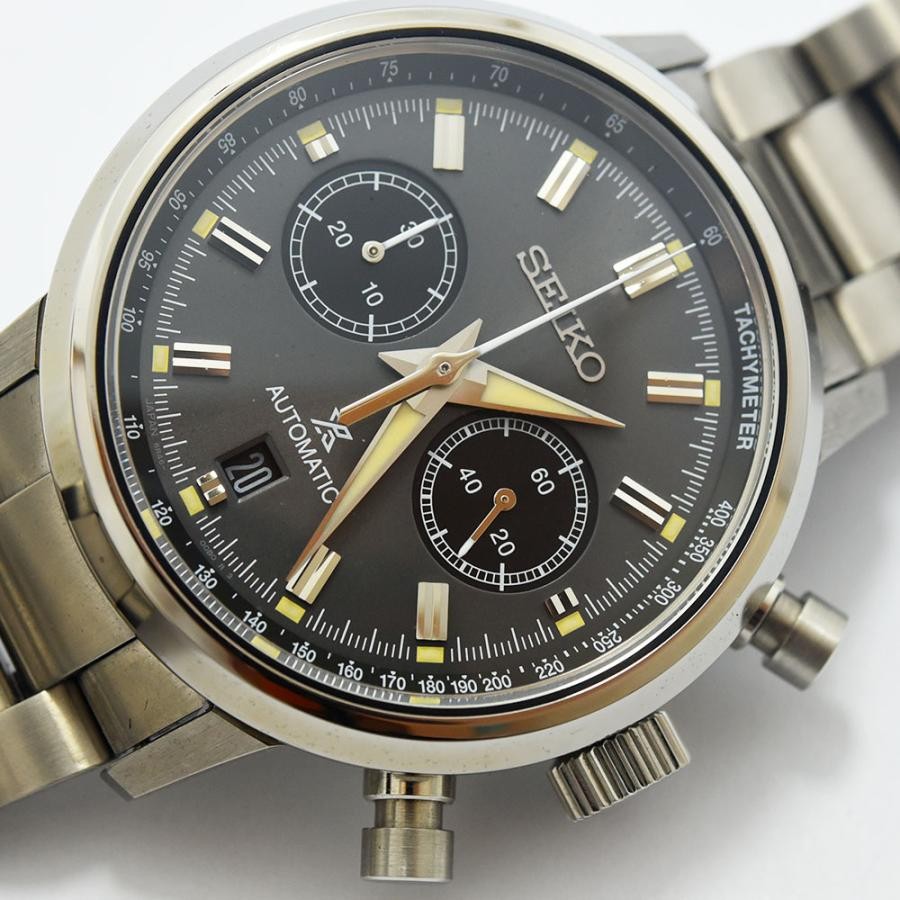 VINTAGE WATCHES FASHION 自動巻きクロノグラフウォッチ。ダークグレーの文字盤、バーインデックス、タキメーターベゼル、2つのインダイヤル、日付表示付き。ステンレススチール製ブレスレット。