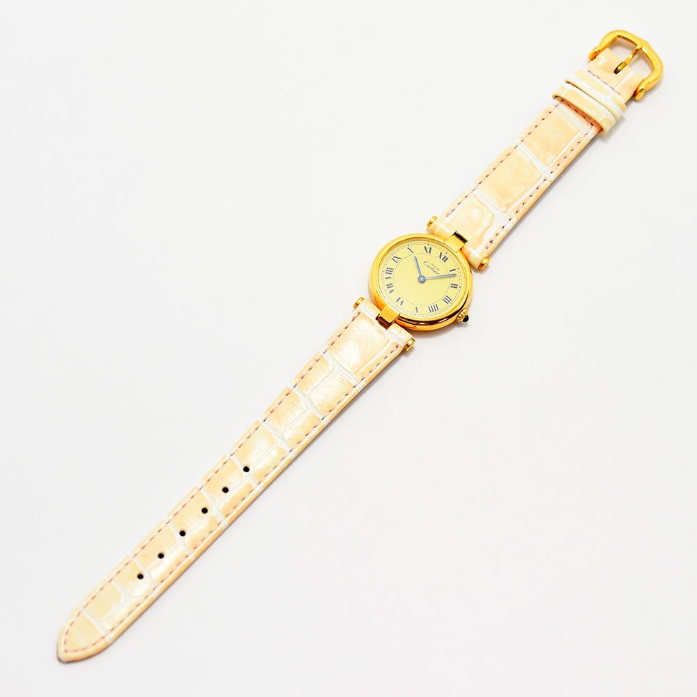 VINTAGE WATCHES FASHION カルティエ マストタンク ヴェルメイユ レディース腕時計。イエローゴールドケース、クリーム色文字盤、ローマ数字インデックス、ブルースチール針、ペールピンククロコ型押しレザーベルト。