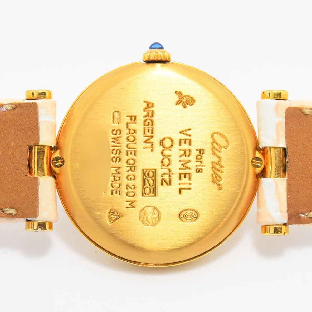 VINTAGE WATCHES FASHION カルティエ マストタンク ヴェルメイユ レディース クォーツ 腕時計。イエローゴールドのケース、クリーム色の文字盤、ローマ数字インデックス、ブルースチールの針、ペールピンクのレザーベルト。