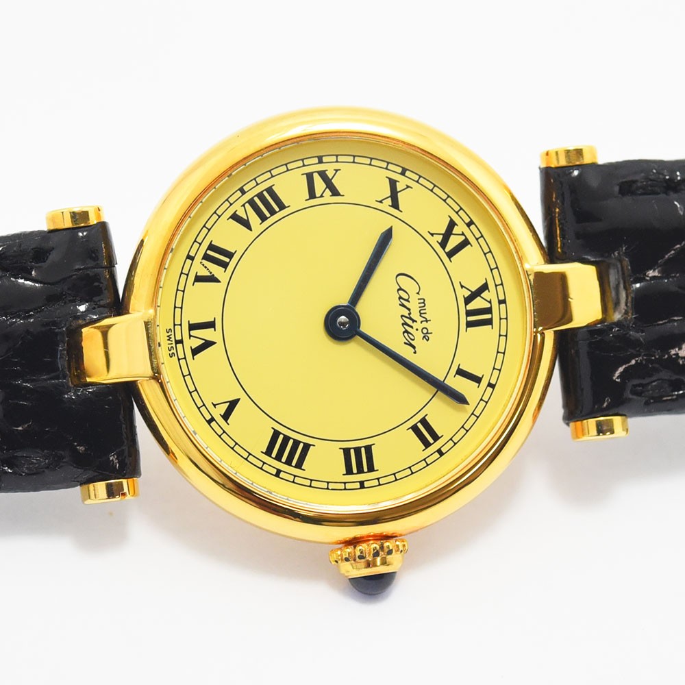 VINTAGE WATCHES FASHIONのMust de Cartierヴェルメイユクォーツウォッチ。ゴールドカラーケース、クリーム色の文字盤、ローマ数字インデックス、ブラッククロコダイル調レザーベルト。