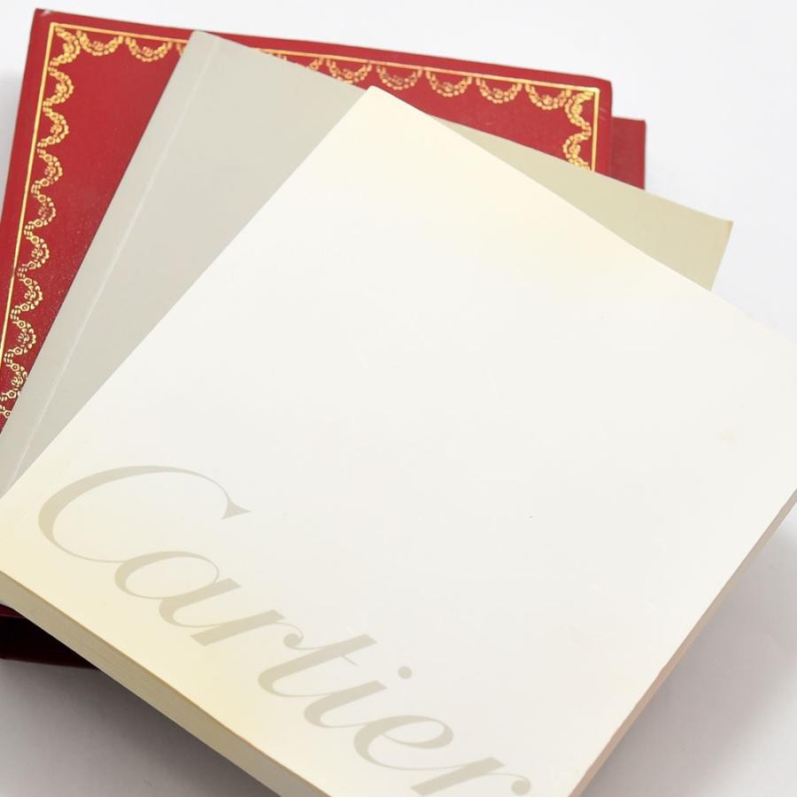 VINTAGE WATCHES FASHIONのロゴが刻印された高級感あるCartierの時計用ギフトボックスと保証書ケース