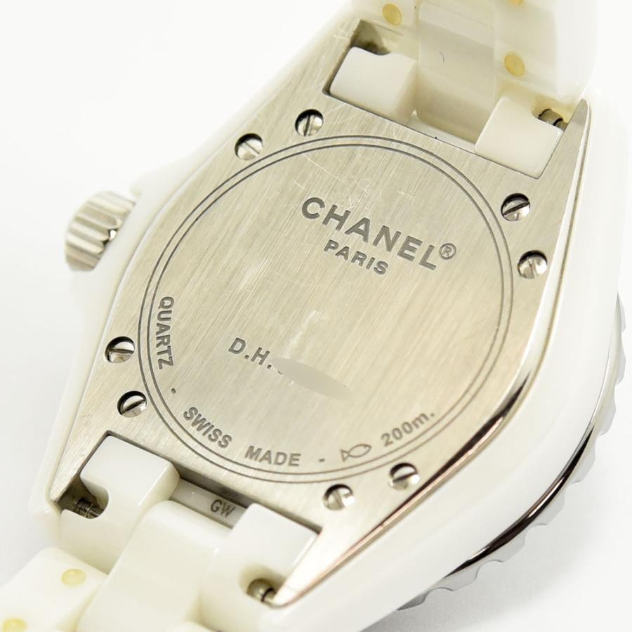 VINTAGE WATCHES FASHIONのCHANEL J12ホワイトセラミックウォッチの裏蓋。ステンレススチール製ケースバックにブランドロゴと200m防水の刻印が施されている。