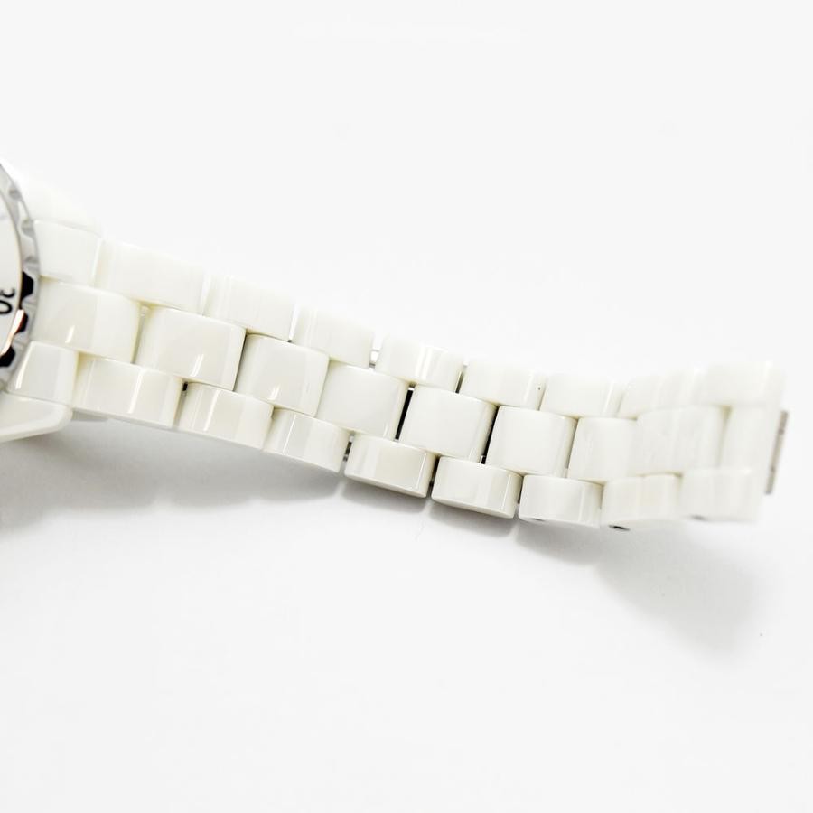 VINTAGE WATCHES FASHIONのCHANEL J12ホワイトセラミックウォッチのブレスレット部分のクローズアップ