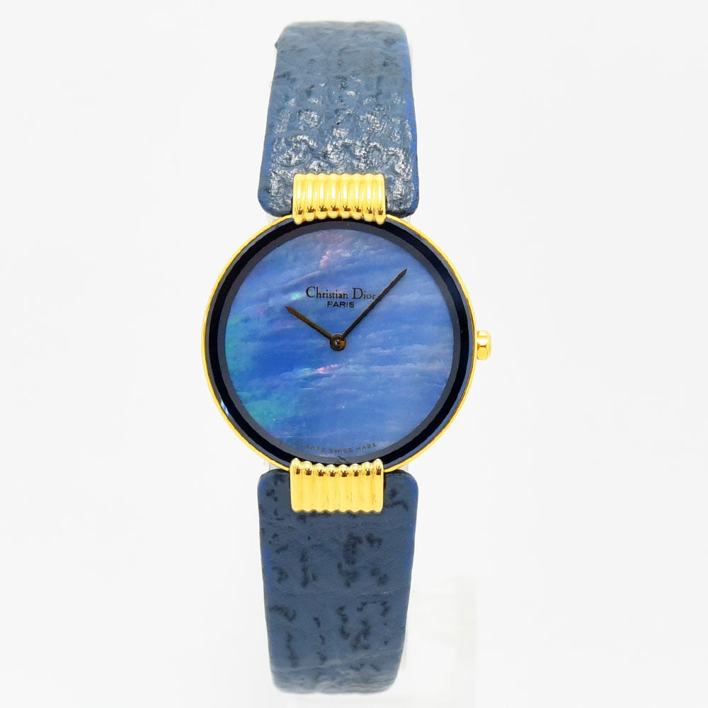 VINTAGE WATCHES FASHIONのChristian Diorヴィンテージレディースウォッチ。ブルーのマザーオブパール文字盤とゴールドケース、質感のあるレザーベルトが特徴。