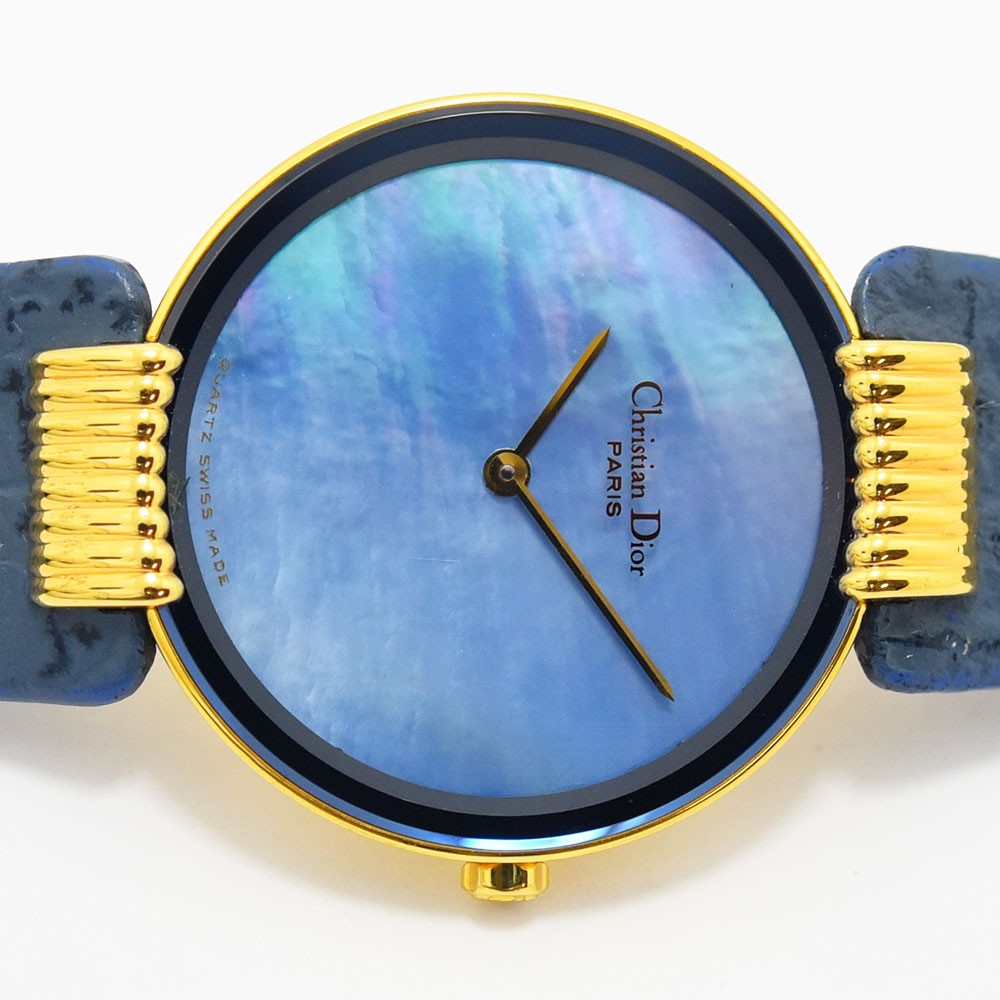 VINTAGE WATCHES FASHIONのChristian Diorヴィンテージレディースウォッチ。ブルーのマザーオブパール文字盤とゴールドケース、ブルーレザーベルトが特徴。