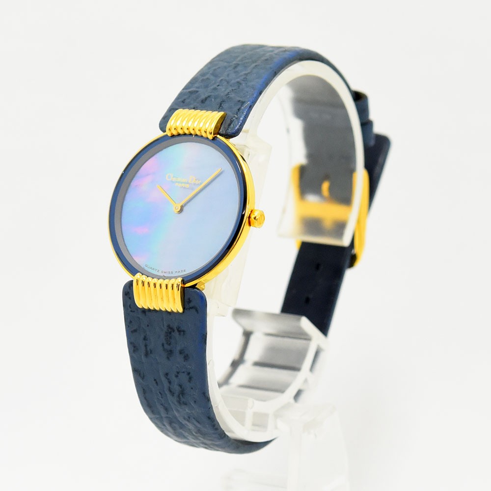 VINTAGE WATCHES FASHIONのChristian Diorヴィンテージレディースウォッチ。ブルーのマザーオブパール文字盤とゴールドケース、ブルーのレザーベルトが特徴。