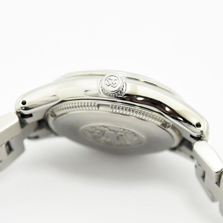VINTAGE WATCHES FASHIONのグランドセイコーレディース腕時計。ステンレススチール製ケースの側面とGSロゴ入りリューズのクローズアップ。