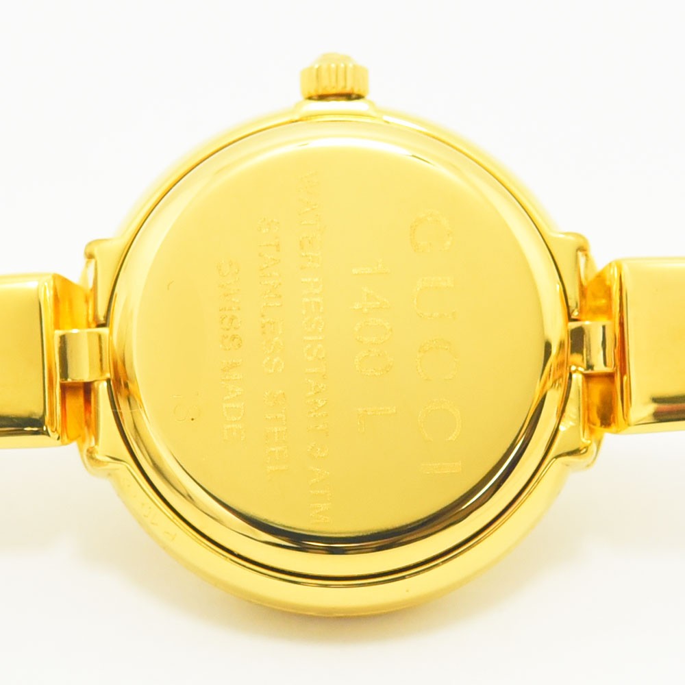 VINTAGE WATCHES FASHIONのGUCCI 1400Lレディース腕時計のゴールドカラーの裏蓋部分