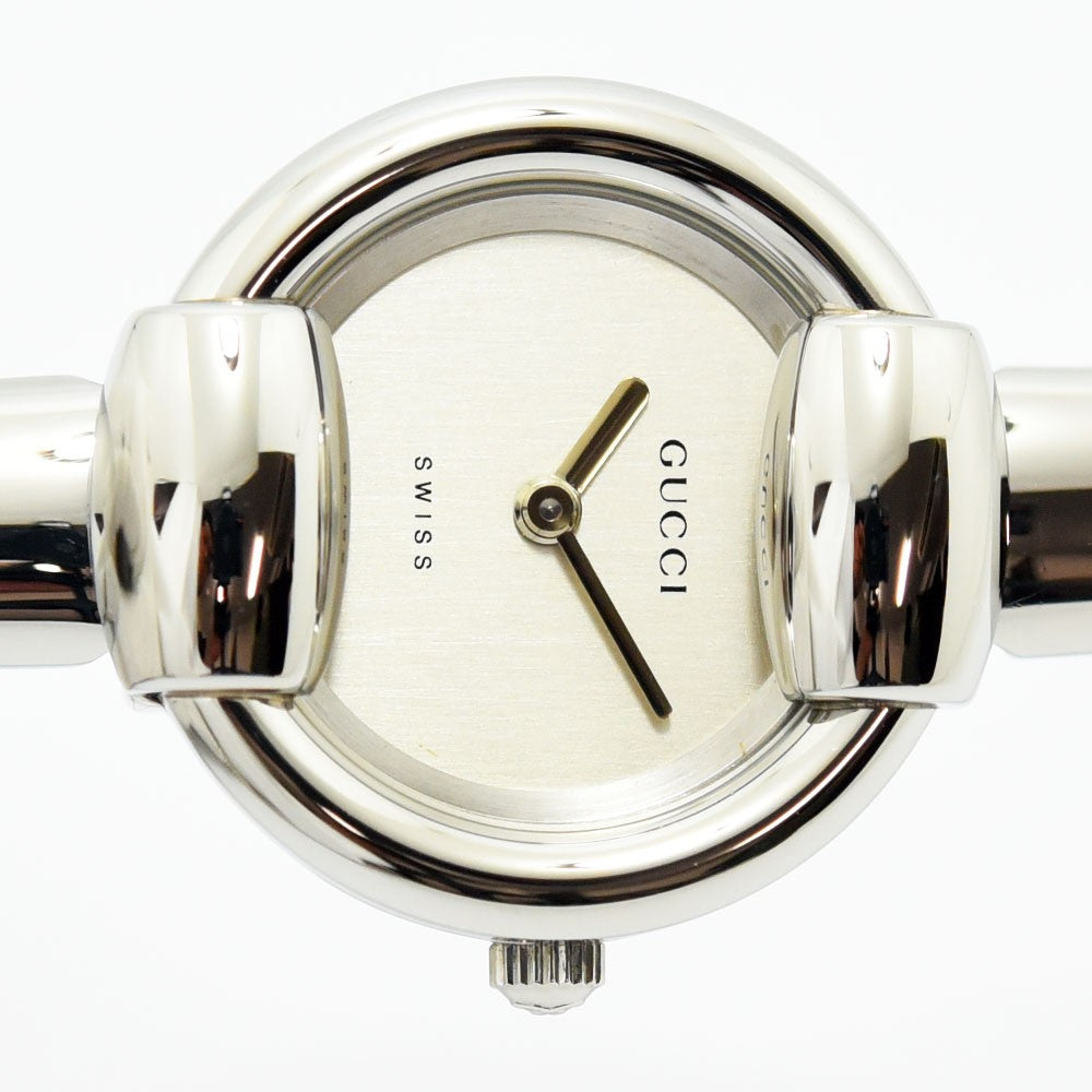 VINTAGE WATCHES FASHIONのGUCCI 1400Lレディースバングルウォッチ。シルバーのステンレス製でミニマルな文字盤が特徴の洗練された腕時計。