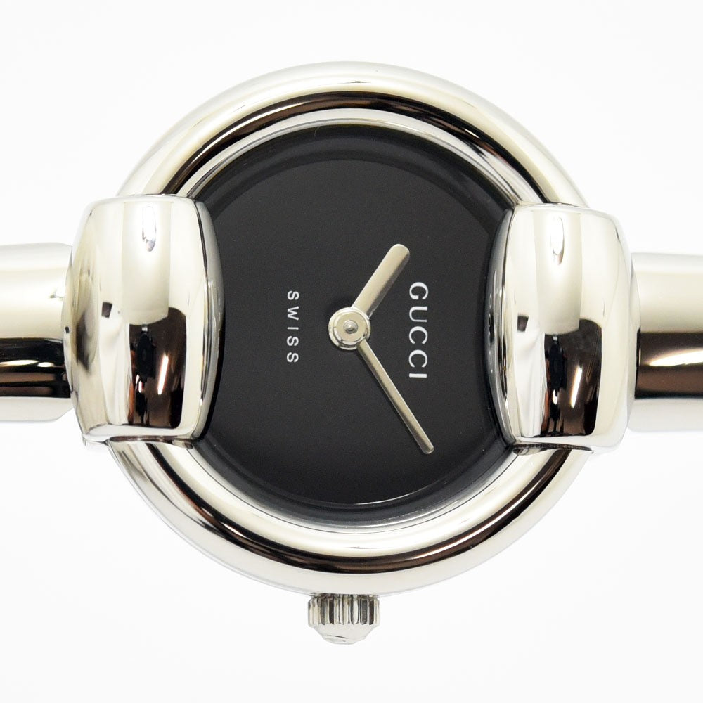 VINTAGE WATCHES FASHIONのGucci 1400Lレディースバングルウォッチ。シルバーのステンレス製でブラック文字盤の洗練されたデザイン。
