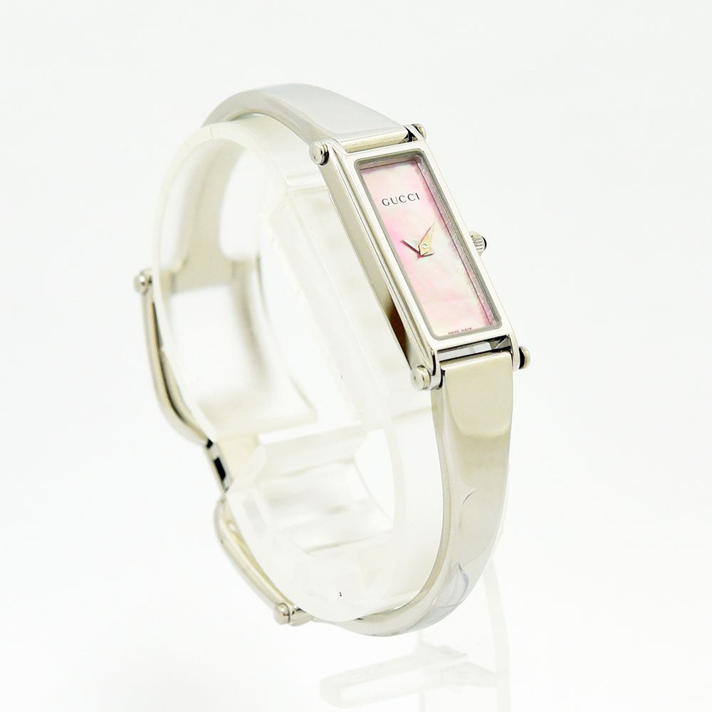 VINTAGE WATCHES FASHIONのGUCCI 1500Lレディースバングルウォッチ。ピンクのマザーオブパール文字盤とシルバーのステンレススチールケースが輝くエレガントな腕時計。