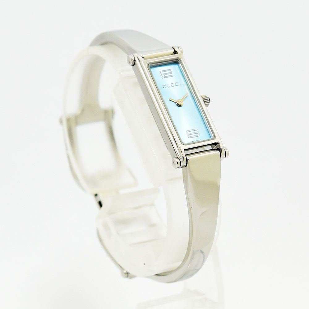 VINTAGE WATCHES FASHIONのGucci 1500Lレディース腕時計。ライトブルーの文字盤とシルバーのステンレススチール製バングルが特徴の洗練されたデザイン。