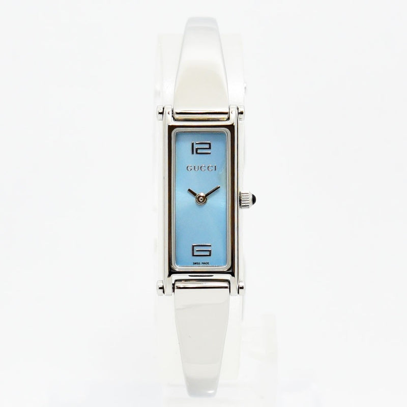 VINTAGE WATCHES FASHIONのGucci 1500Lレディース腕時計。ライトブルーの文字盤とシルバーのステンレススチール製バングルが特徴の洗練されたデザイン。
