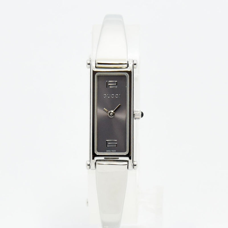 VINTAGE WATCHES FASHIONのGUCCI 1500Lレディースバングルウォッチ。シルバーのステンレス製長方形ケースとミニマルな文字盤が特徴。