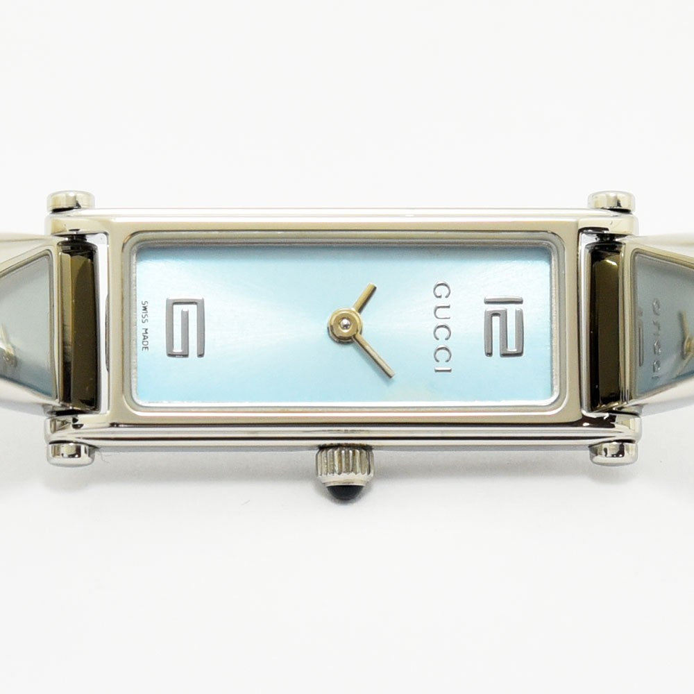 VINTAGE WATCHES FASHIONのGucci 1500Lレディース腕時計。ライトブルーの文字盤とシルバーの長方形ステンレススチールケースが特徴のバングルウォッチ。
