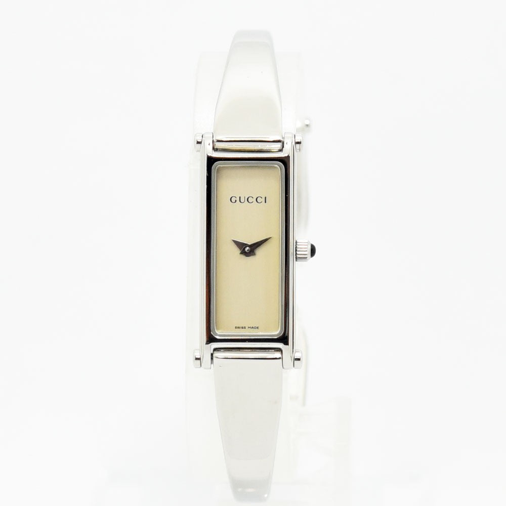 VINTAGE WATCHES FASHIONのGUCCI 1500Lレディースバングルウォッチ。シルバーのステンレススチール製で、ミニマルな長方形ケースが特徴の洗練されたスイス製腕時計。