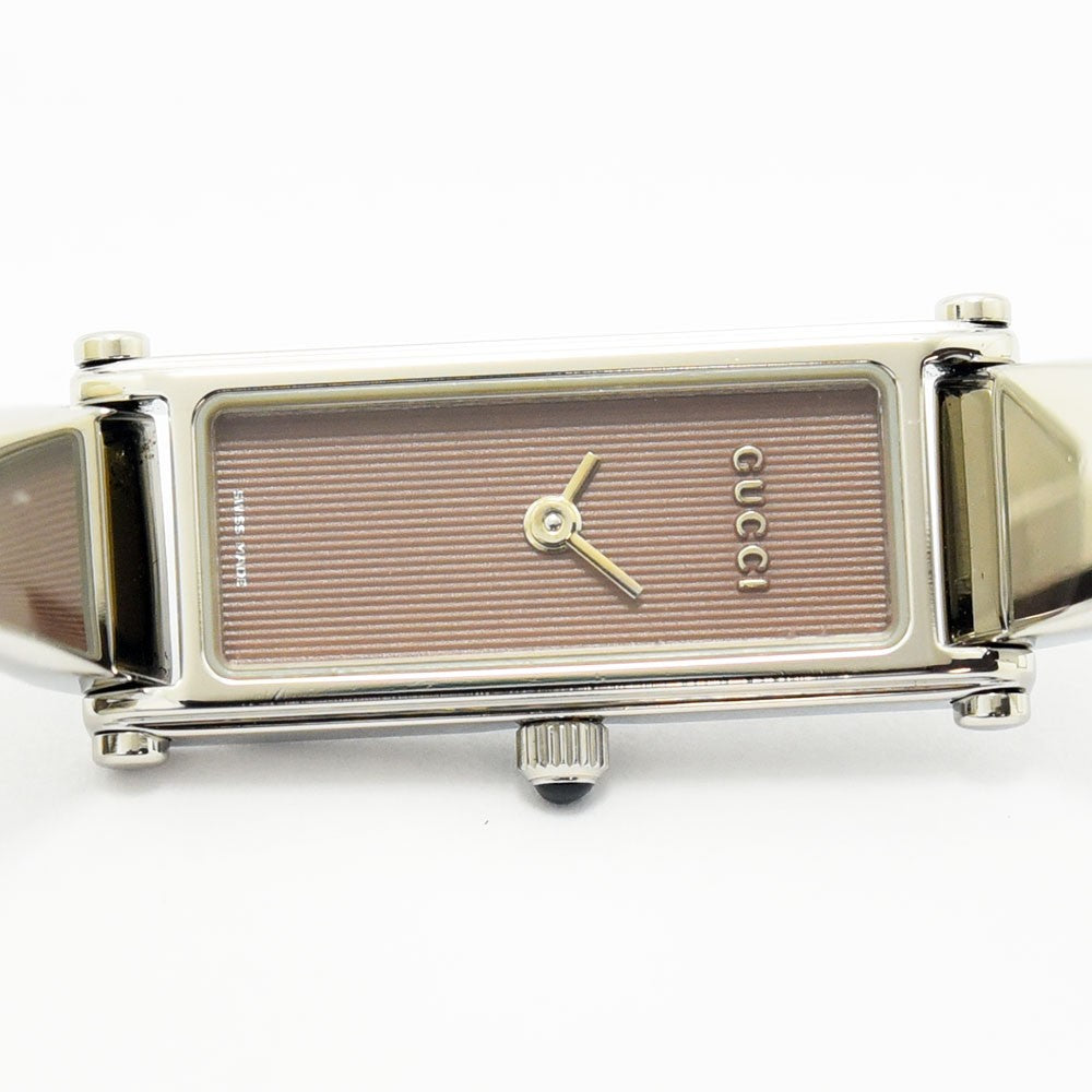 VINTAGE WATCHES FASHIONのグッチ1500Lレディース腕時計。ブラウンの文字盤とシルバーのステンレススチール製バングルケースが特徴の洗練されたデザイン。