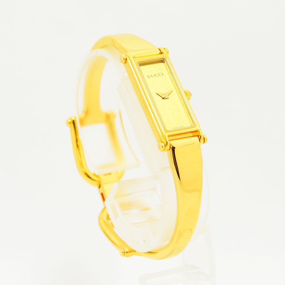 VINTAGE WATCHES FASHIONのゴールドカラーのグッチ1500Lレディースバングルウォッチ。スリムな長方形ケースが特徴の洗練されたステンレス製腕時計。