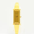 VINTAGE WATCHES FASHIONのGUCCI 1500Lレディースバングルウォッチ。ゴールドカラーの長方形ケースとステンレススチール製ブレスレットが特徴のミニマルでエレガントな腕時計。