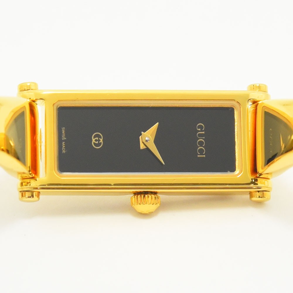 VINTAGE WATCHES FASHIONのGUCCI 1500Lレディース腕時計。ゴールドトーンのバングルとブラックの長方形文字盤が特徴の気品あるデザイン