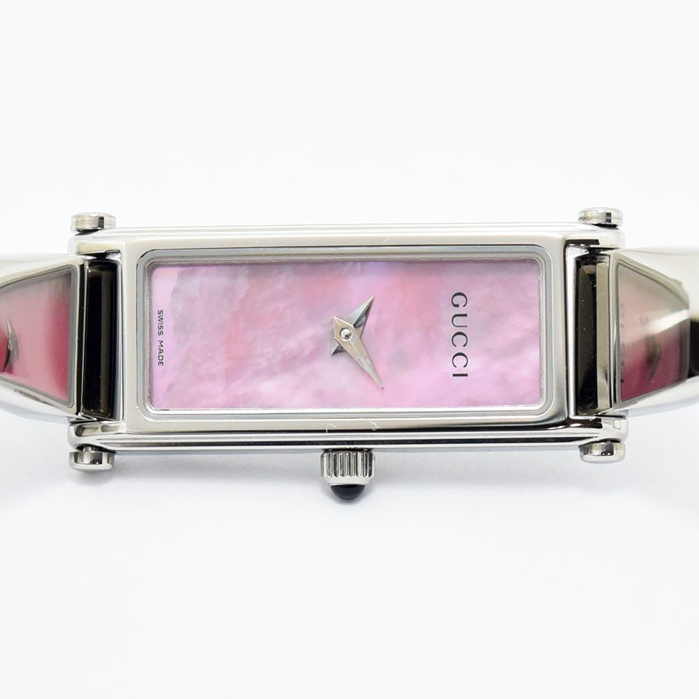 VINTAGE WATCHES FASHIONのGUCCI 1500Lレディース腕時計。ピンクのマザーオブパール文字盤とスリムな長方形のステンレス製バングルケースが特徴。