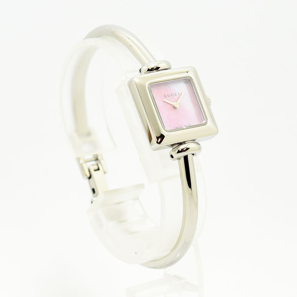 VINTAGE WATCHES FASHIONのGUCCI 1900Lレディースバングルウォッチ。ピンクシェル文字盤とシルバーのステンレススチール製スクエアケースが特徴。
