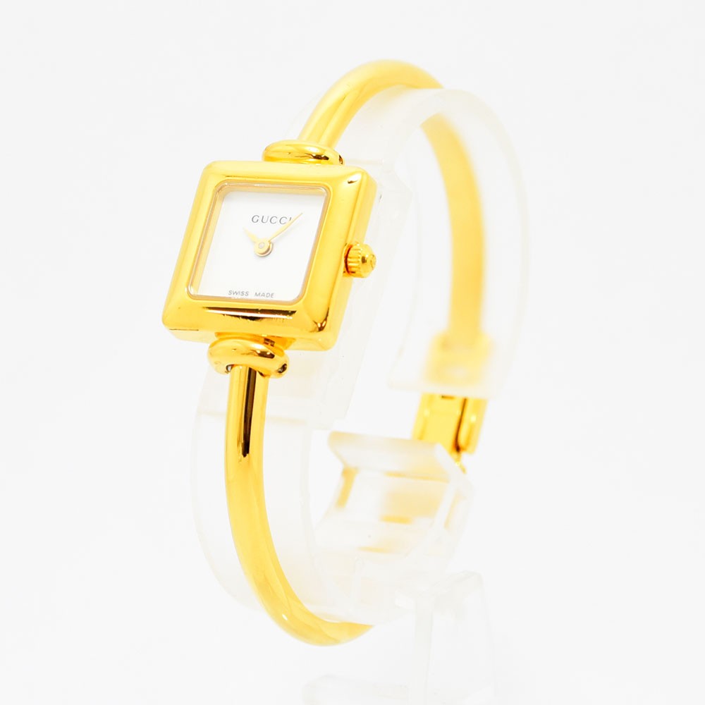 VINTAGE WATCHES FASHIONのGUCCI 1900Lレディース腕時計。ゴールドのバングルとスクエア型のホワイト文字盤が特徴のエレガントなデザイン。