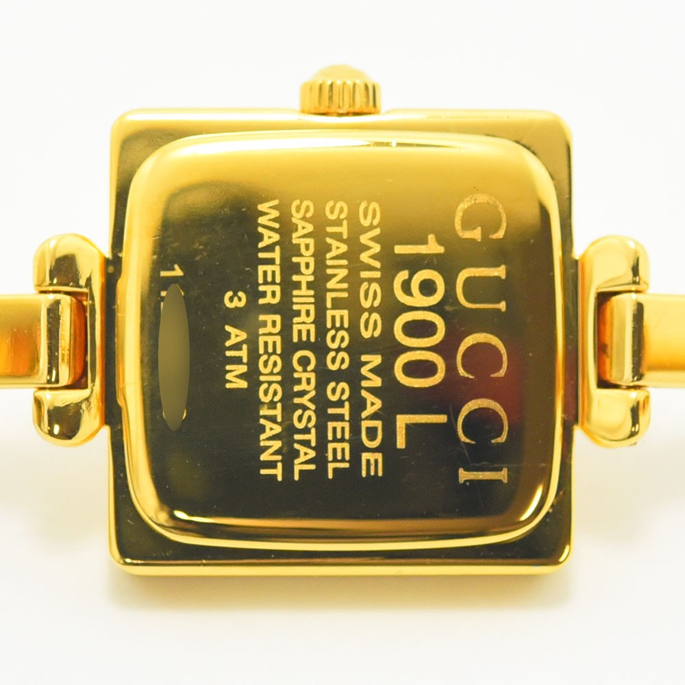 VINTAGE WATCHES FASHIONのGUCCI 1900Lレディース腕時計。ゴールドカラーのスクエア型ステンレススチール製ケース裏面。