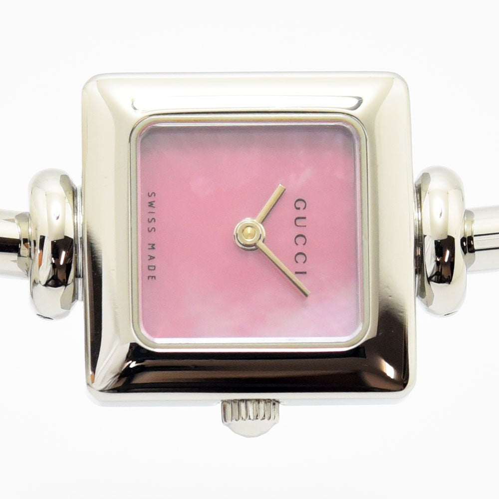 VINTAGE WATCHES FASHIONのGUCCI 1900Lレディースバングルウォッチ。ピンクシェル文字盤とシルバーのスクエアケースが特徴的なスイス製腕時計。