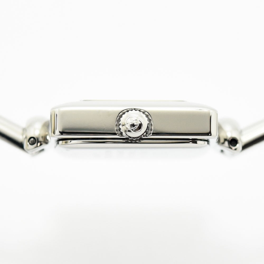 VINTAGE WATCHES FASHIONのGUCCI 1900Lレディース腕時計。シルバーのステンレス製スクエアケースとバングルブレスレットの側面。