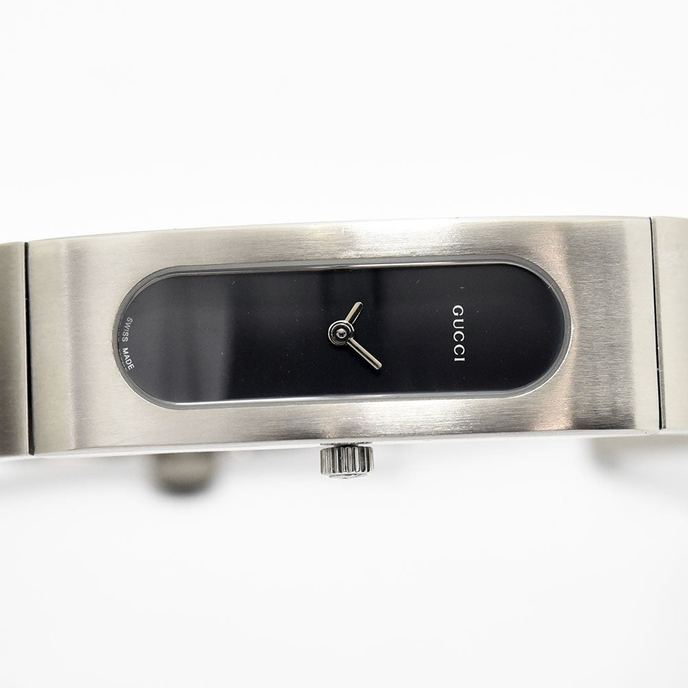 VINTAGE WATCHES FASHIONのGUCCI 2400Sレディース腕時計。シルバーのステンレス製バングルとブラック文字盤が特徴のミニマルなデザイン。
