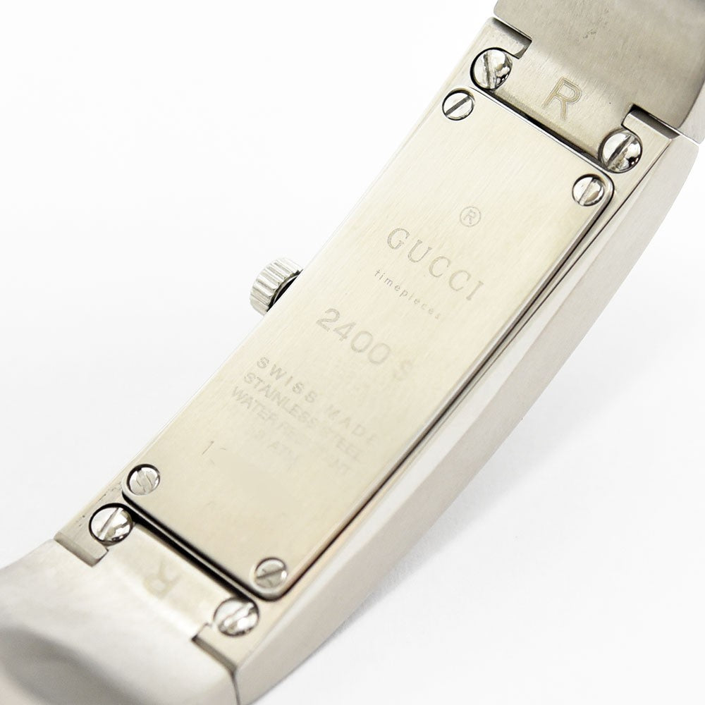 VINTAGE WATCHES FASHIONのGUCCI 2400Sレディース腕時計の裏蓋。ステンレススチール製の洗練されたバングルウォッチのディテール