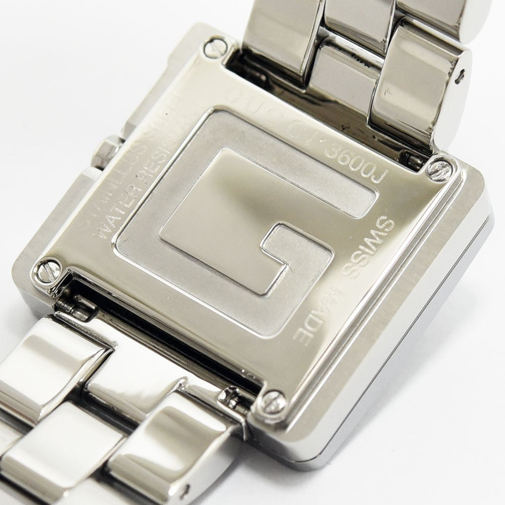 VINTAGE WATCHES FASHIONのGUCCI 3600J腕時計の裏蓋。Gモチーフが刻印されたステンレススチール製ケースのクローズアップ。