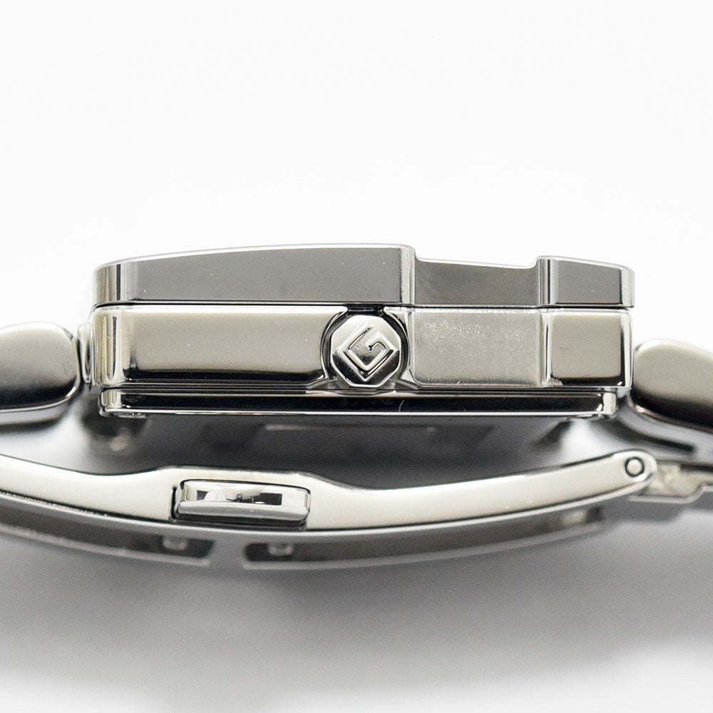 VINTAGE WATCHES FASHIONのGUCCI 3600J腕時計。Gモチーフが刻印されたリューズとステンレススチール製ケースの側面。