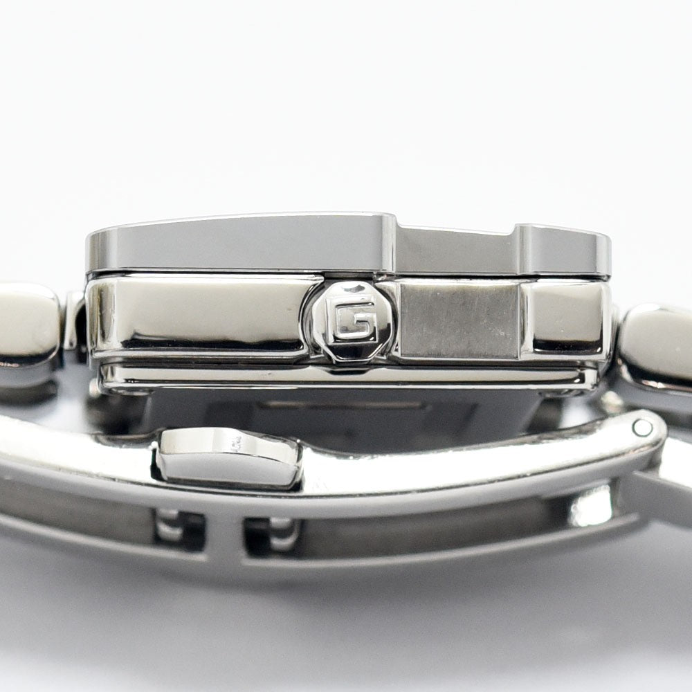 VINTAGE WATCHES FASHIONのGUCCI 3600L腕時計。Gロゴが刻印されたステンレススチール製スクエアケースの側面クローズアップ。