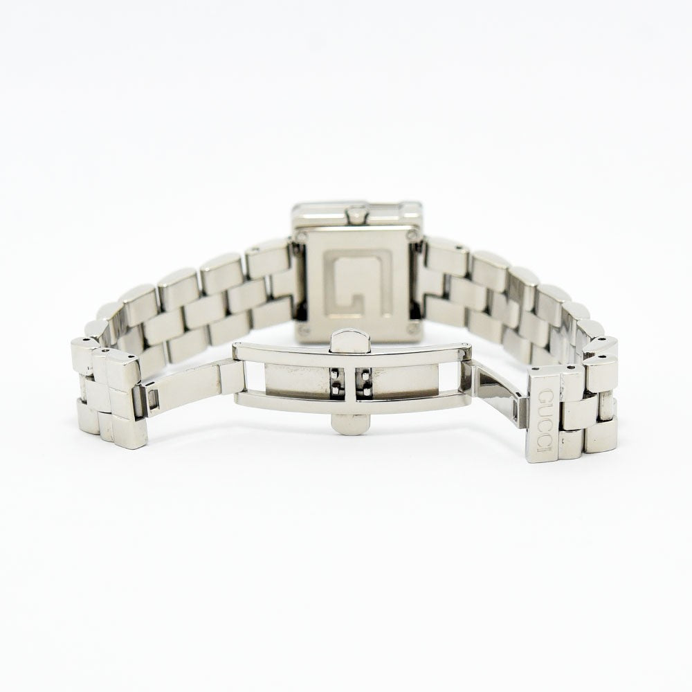 VINTAGE WATCHES FASHIONのGUCCIレディース腕時計3600L。Gロゴを象ったスクエアケースとステンレススチール製ブレスレットの背面バックル部分。