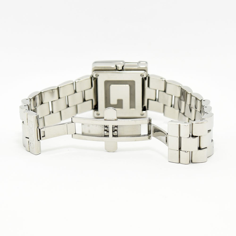 VINTAGE WATCHES FASHIONのGUCCI 3600Mスクエア腕時計。Gベゼルが特徴的なステンレススチール製ブレスレットの背面バックル部分。