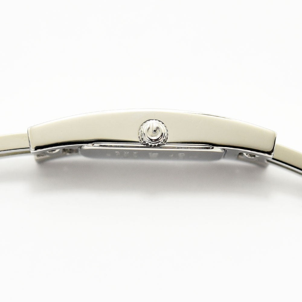 VINTAGE WATCHES FASHIONのGUCCI 3900Lレディース腕時計。シルバーのステンレススチール製ケース側面とリューズのクローズアップ。
