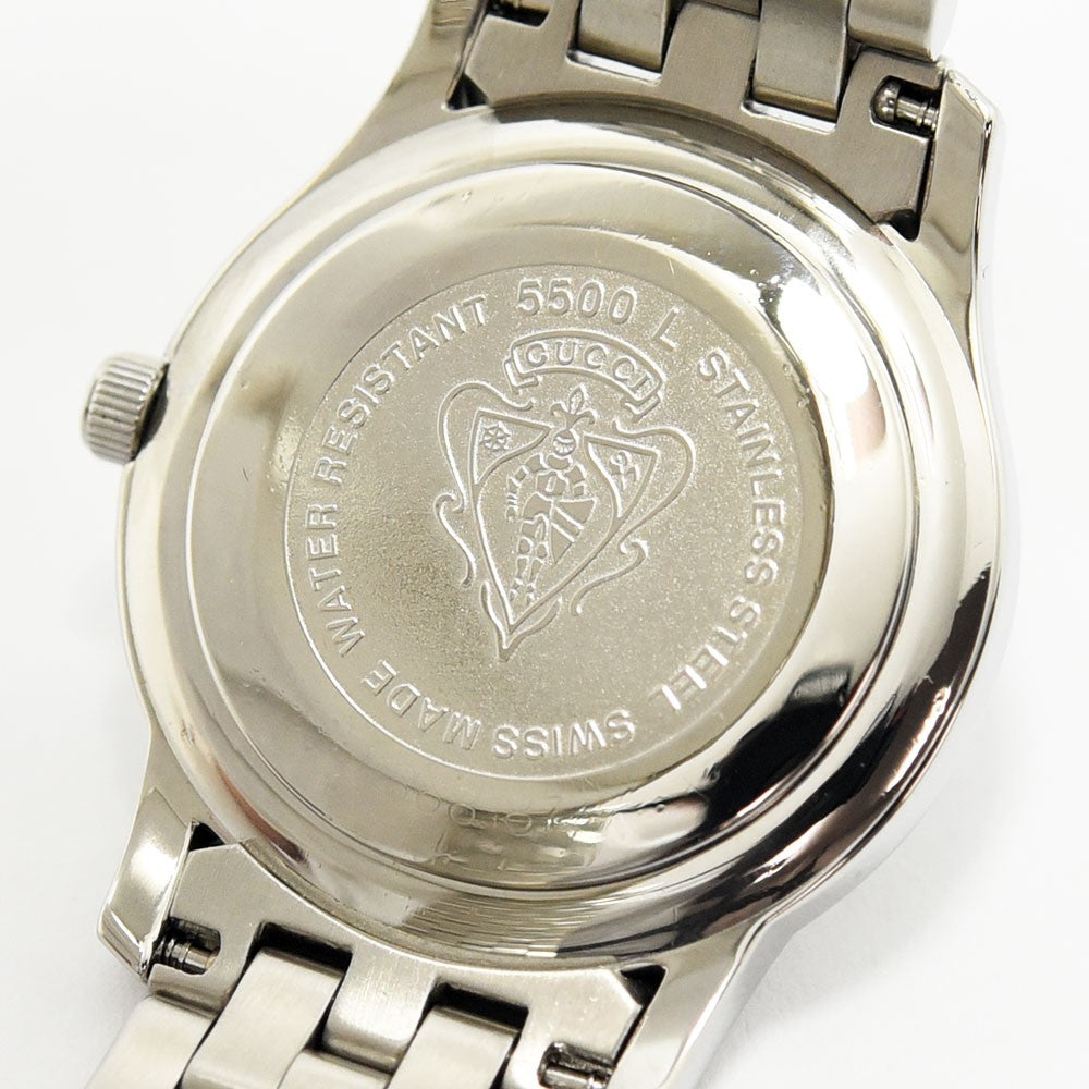 VINTAGE WATCHES FASHIONのGucci 5500L腕時計のステンレススチール製ケースバック。ブランドロゴと仕様が刻印された裏蓋