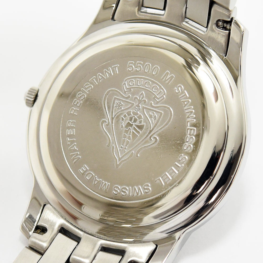 VINTAGE WATCHES FASHIONのGUCCI 5500M腕時計の裏蓋。ステンレススチール製でブランドロゴとモデル名が刻印されたケースバック。
