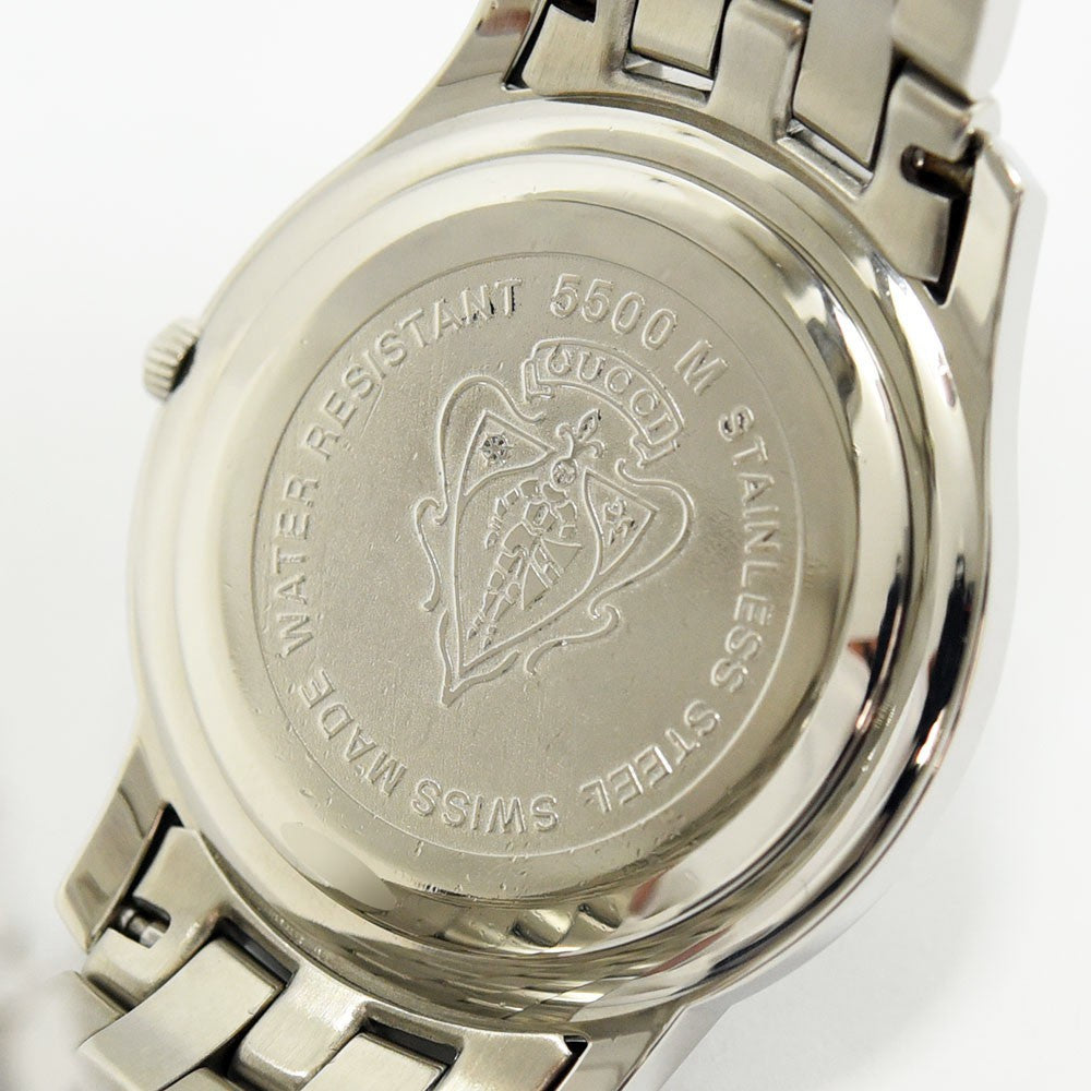VINTAGE WATCHES FASHIONのGUCCI 5500M腕時計のステンレススチール製ケースバック。ブランドロゴとモデル名が刻印された裏蓋