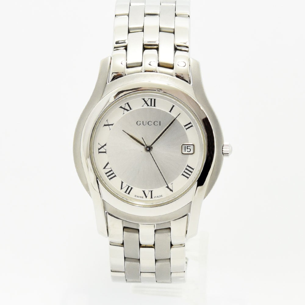 VINTAGE WATCHES FASHIONのGUCCI 5500Mメンズ腕時計。シルバーのステンレススチール製でローマ数字インデックスと日付表示付き。