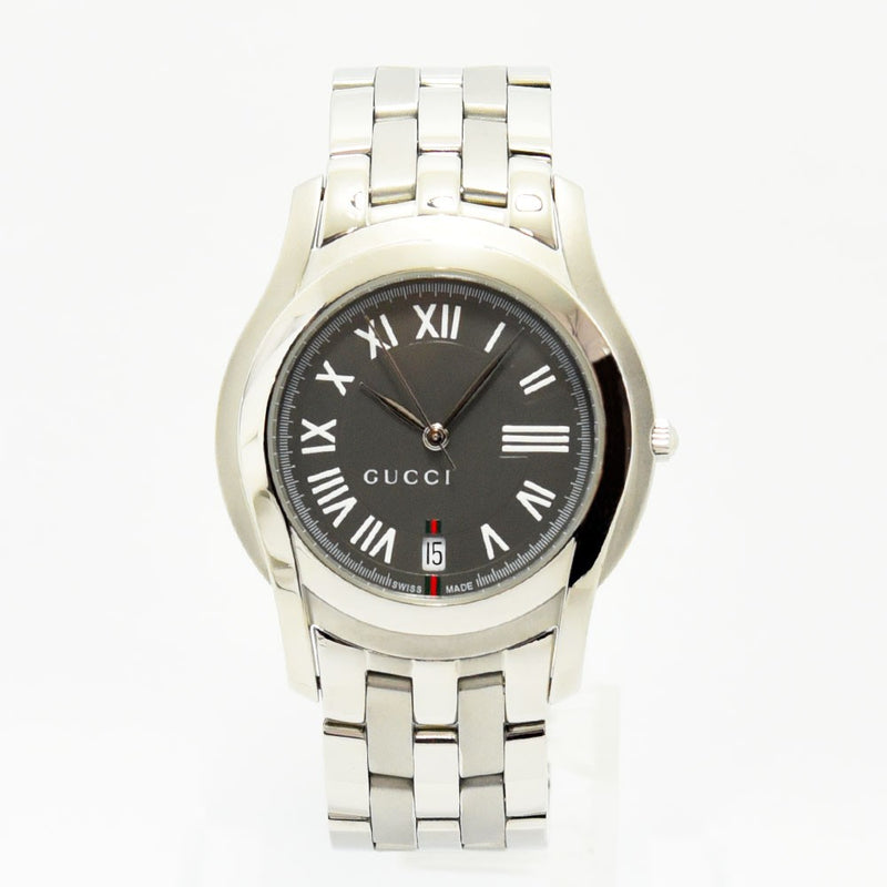 VINTAGE WATCHES FASHIONのGUCCI 5500M腕時計。シルバーのステンレス製で、黒文字盤にローマ数字と日付表示、ウェブストライプが特徴。