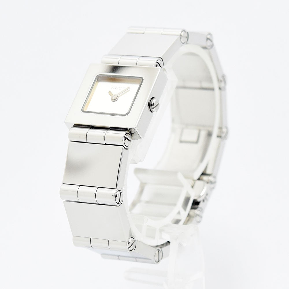 VINTAGE WATCHES FASHIONのGUCCI 600Lレディース腕時計。シルバーのステンレススチール製スクエアケースが特徴の洗練されたミニマルなデザイン。