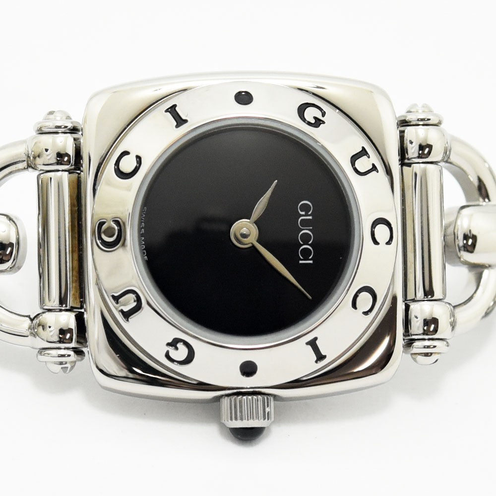 VINTAGE WATCHES FASHIONのGUCCI 6400Lレディース腕時計。シルバーのステンレススチール製で、ブラックの文字盤とロゴ入りベゼルが特徴的なエレガントなデザイン。