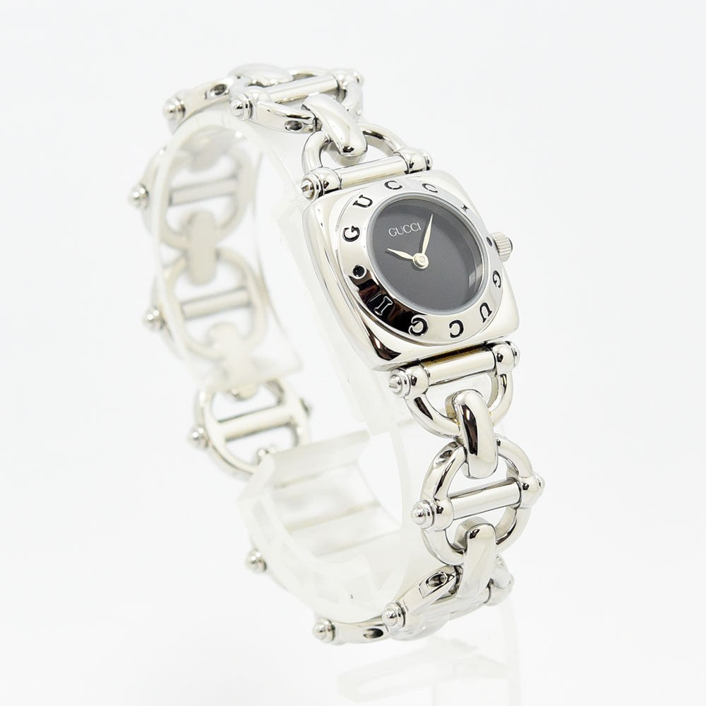 VINTAGE WATCHES FASHIONのGUCCI 6400Lレディース腕時計。シルバーのステンレススチール製リンクブレスレットとブラックの文字盤が特徴的で、ベゼルにロゴが刻印されたエレガントなデザイン。