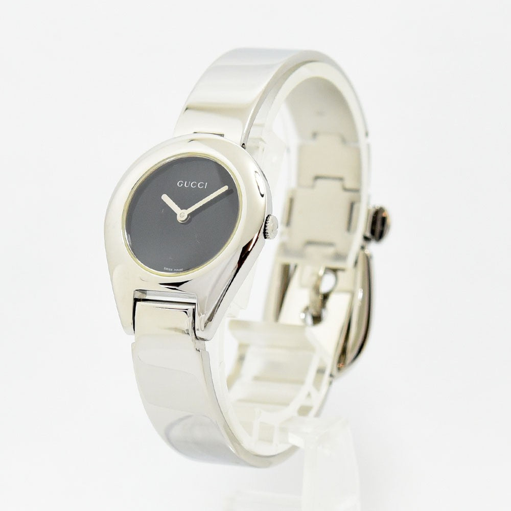 VINTAGE WATCHES FASHIONのGUCCI 6700Lレディース腕時計。ブラック文字盤とステンレススチール製バングルが特徴の洗練されたミニマルなデザイン