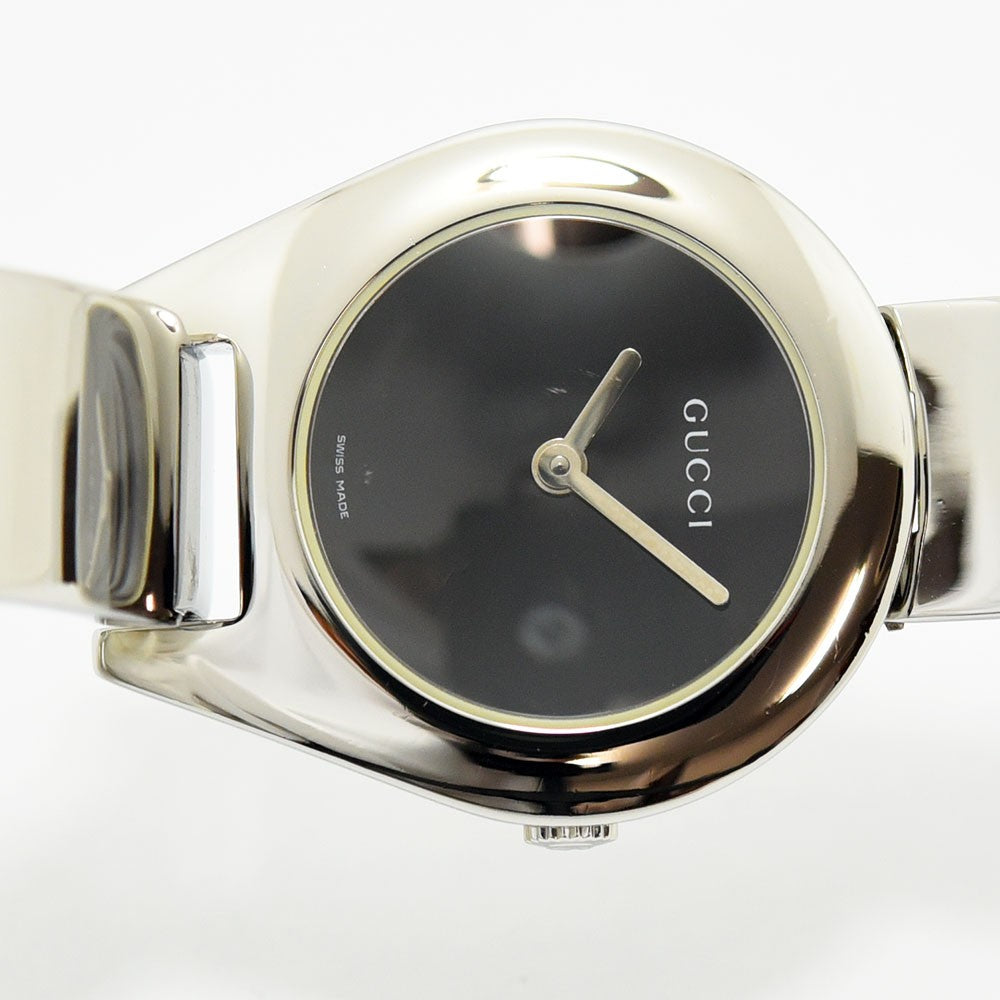 VINTAGE WATCHES FASHIONのGUCCI 6700Lレディース腕時計。ブラック文字盤とステンレススチールのバングルデザインが特徴。