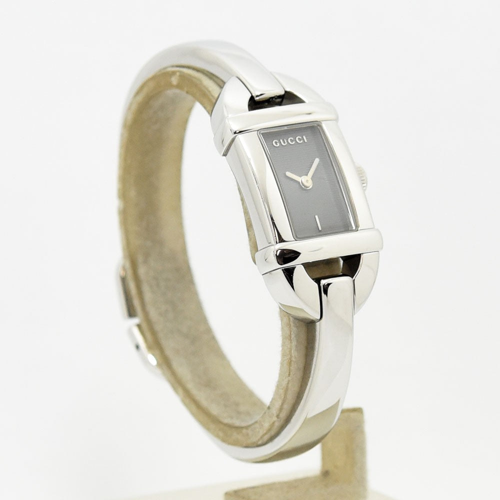 VINTAGE WATCHES FASHIONのGUCCI 6800Lレディースバングルウォッチ。シルバーのステンレススチール製でダークトーンの文字盤が上品な腕時計。