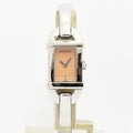 VINTAGE WATCHES FASHIONのGUCCI 6800Lレディース腕時計。ピンクベージュの文字盤とシルバーのステンレススチール製バングルが特徴的でエレガントなデザイン。